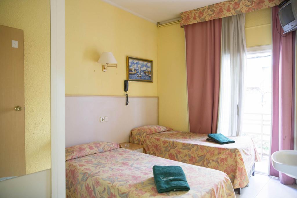 Habitación Doble con cama supletoria y baño compartido - 1 o 2 camas